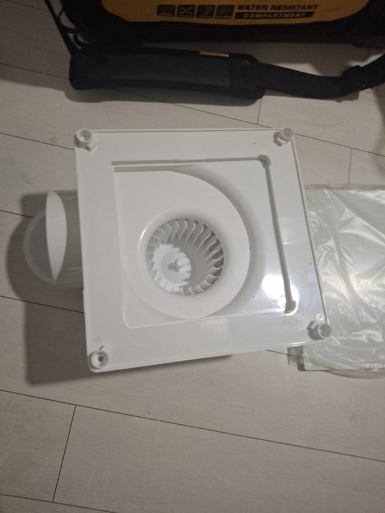설치 전 새 욕실 환풍기 본체