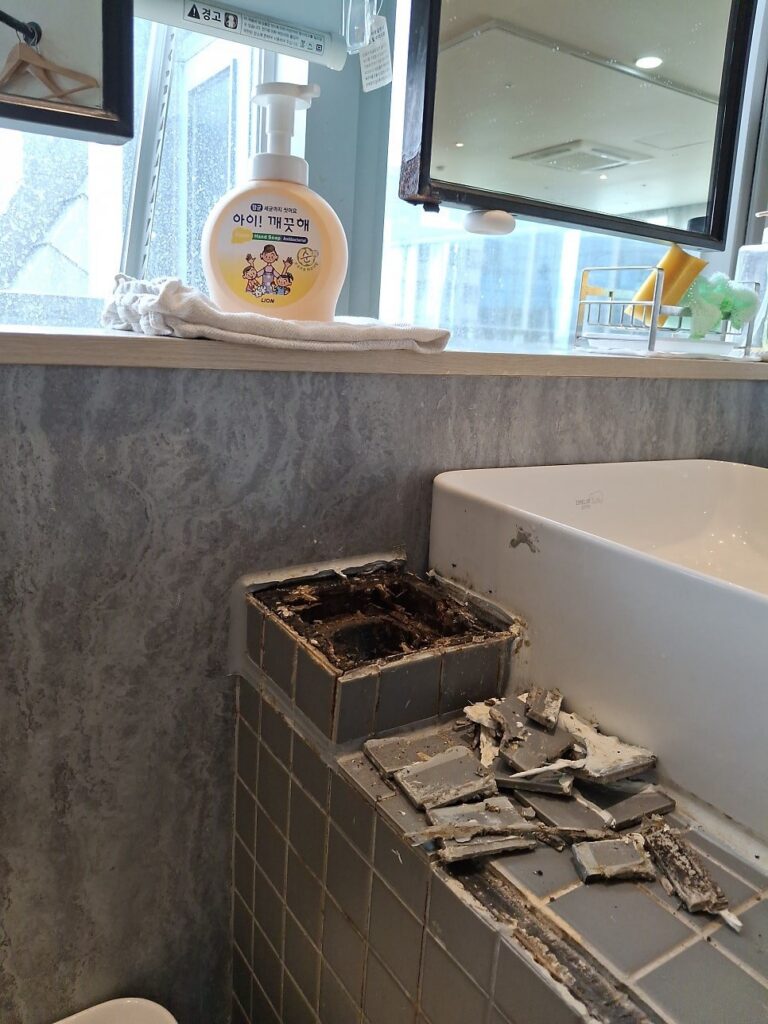 수전 아래로 물이 스며들어 부식되고 무너진 지지부